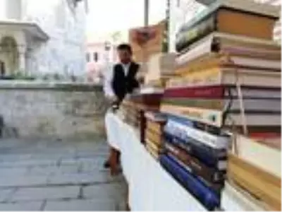 Tarihi kitaplar, müzayedede alıcı buldu Tarihi kitaplar, müzayedede alıcı buldu