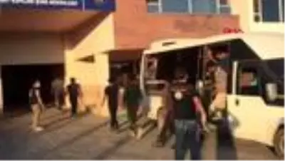 Van'da 15 kişilik minübüsten 65 kaçak göçmen çıktı Van'da 15 kişilik minübüsten 65 kaçak göçmen çıktı