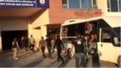 Van'da 15 kişilik minübüsten 65 kaçak göçmen çıktı Van'da 15 kişilik minübüsten 65 kaçak göçmen çıktı