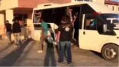 Van'da 15 kişilik minübüsten 65 kaçak göçmen çıktı Van'da 15 kişilik minübüsten 65 kaçak göçmen çıktı
