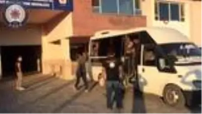 Van'da 17 kişilik minibüste 65 kaçak göçmen yakalandı Van'da 17 kişilik minibüste 65 kaçak göçmen yakalandı