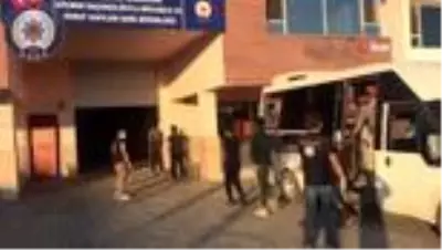 Van'da 17 kişilik minibüste 65 kaçak göçmen yakalandı Van'da 17 kişilik minibüste 65 kaçak göçmen yakalandı