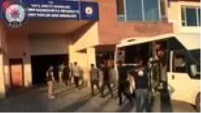 Van'da 17 kişilik minibüste 65 kaçak göçmen yakalandı Van'da 17 kişilik minibüste 65 kaçak göçmen yakalandı