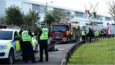 Yokoluş İsyanı, İngiltere'de Murdoch'a ait matbaalarda protesto düzenledi, bazı gazetelerin... Yokoluş İsyanı, İngiltere'de Murdoch'a ait matbaalarda protesto düzenledi, bazı gazetelerin...