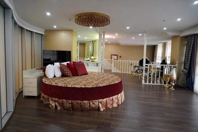 Deniz, konser için gittiği otelde kaldığı 15 bin dolarlık kral dairesini anlat anlat bitiremedi