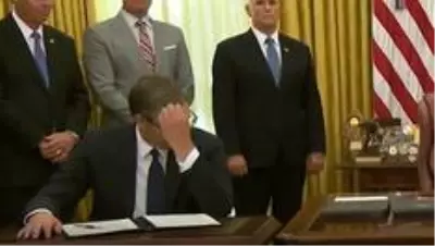 Dünya bu anları konuşuyor! Sırbistan Cumhurbaşkanı, imzaladığı maddeyi Trump söyleyince fark etti Dünya bu anları konuşuyor! Sırbistan Cumhurbaşkanı, imzaladığı maddeyi Trump söyleyince fark etti
