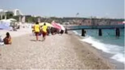 Dünyaca ünlü Konyaaltı Sahili kadın cankurtaranlara emanet