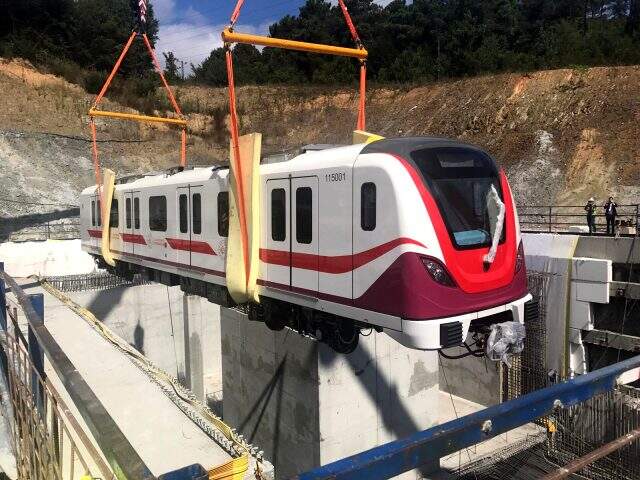 Gayrettepe-İstanbul Havalimanı Metrosu'nda, raylara indirilen ilk trenin görüntüleri servis edildi