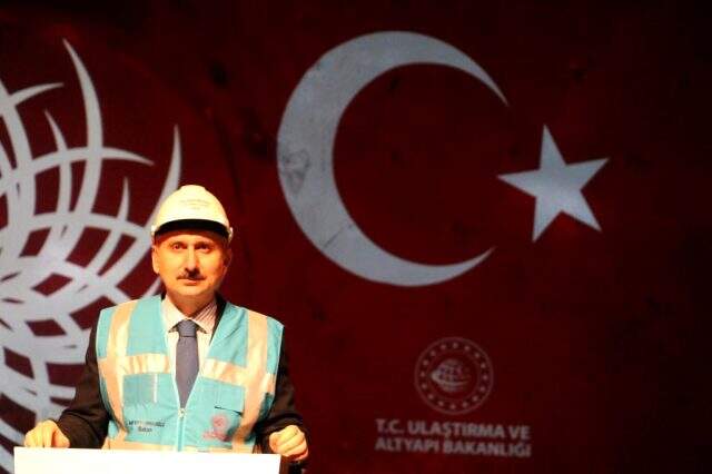 Gayrettepe-İstanbul Havalimanı Metrosu'nda, raylara indirilen ilk trenin görüntüleri servis edildi