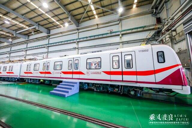 Gayrettepe-İstanbul Havalimanı Metrosu'nda, raylara indirilen ilk trenin görüntüleri servis edildi