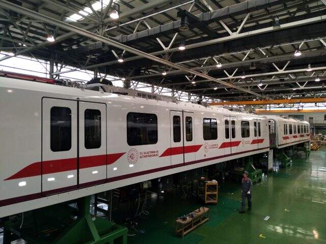 Gayrettepe-İstanbul Havalimanı Metrosu'nda, raylara indirilen ilk trenin görüntüleri servis edildi