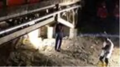 Yabancı uyruklu genç, köprünün ayaklarına kendisini asarak intihar etti Yabancı uyruklu genç, köprünün ayaklarına kendisini asarak intihar etti