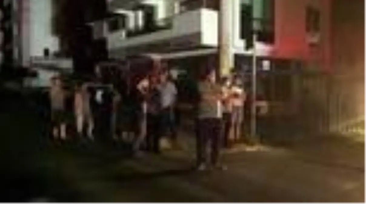 İzmir'de 4 katlı apartmanda çıkan yangın söndürüldü