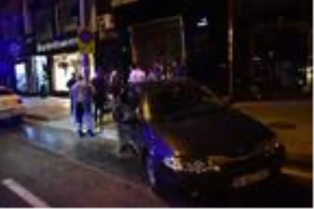 İzmir'de iki otomobilin çarpıştığı kazada 4 kişi yaralandı