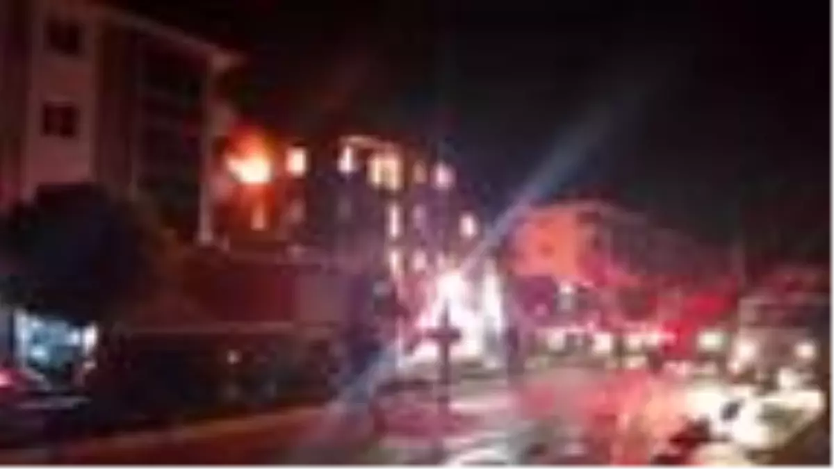 İzmir'de zemin kattaki işletmede çıkan yangında alevler 5 katlı binayı sardı