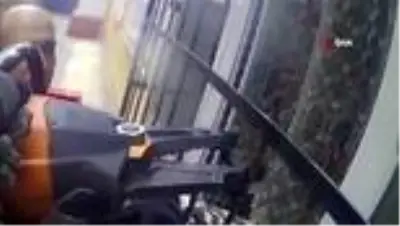 Kafası pencere korkuluğuna sıkışan çocuğu itfaiye ekipleri kurtardı Kafası pencere korkuluğuna sıkışan çocuğu itfaiye ekipleri kurtardı