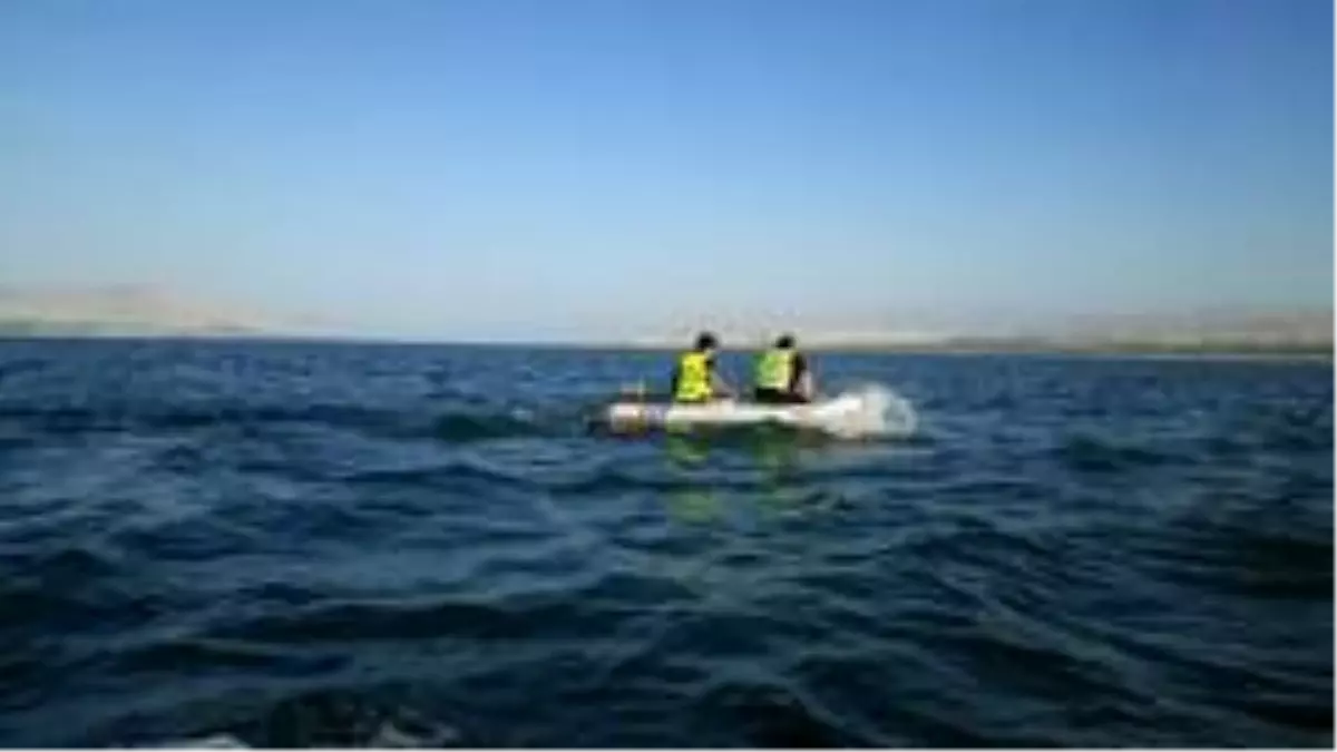 Lastik botla barajda mahsur kalan 2 kişi kurtarıldı