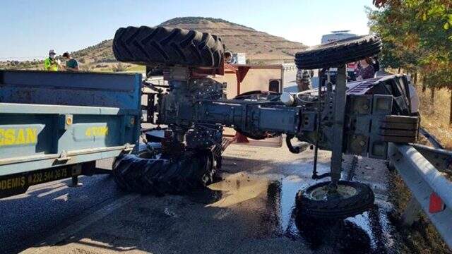 Manisa'da traktör ile otomobil çarpıştı: 1 ölü, 1 yaralı