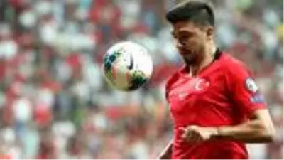 Ozan Tufan, dedesi vefat etmesine karşın Sırbistan maçında sahaya çıkarak takdir topladı Ozan Tufan, dedesi vefat etmesine karşın Sırbistan maçında sahaya çıkarak takdir topladı
