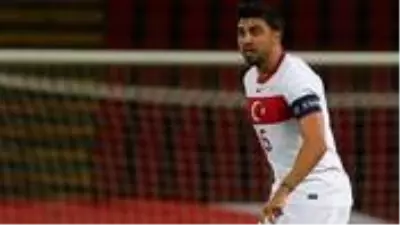 Ozan Tufan, dedesi vefat etmesine karşın Sırbistan maçında sahaya çıkarak takdir topladı Ozan Tufan, dedesi vefat etmesine karşın Sırbistan maçında sahaya çıkarak takdir topladı