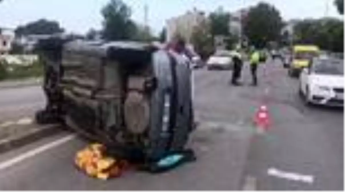 Refüje çarparak takla atan otomobildeki 4 kişi yaralandı