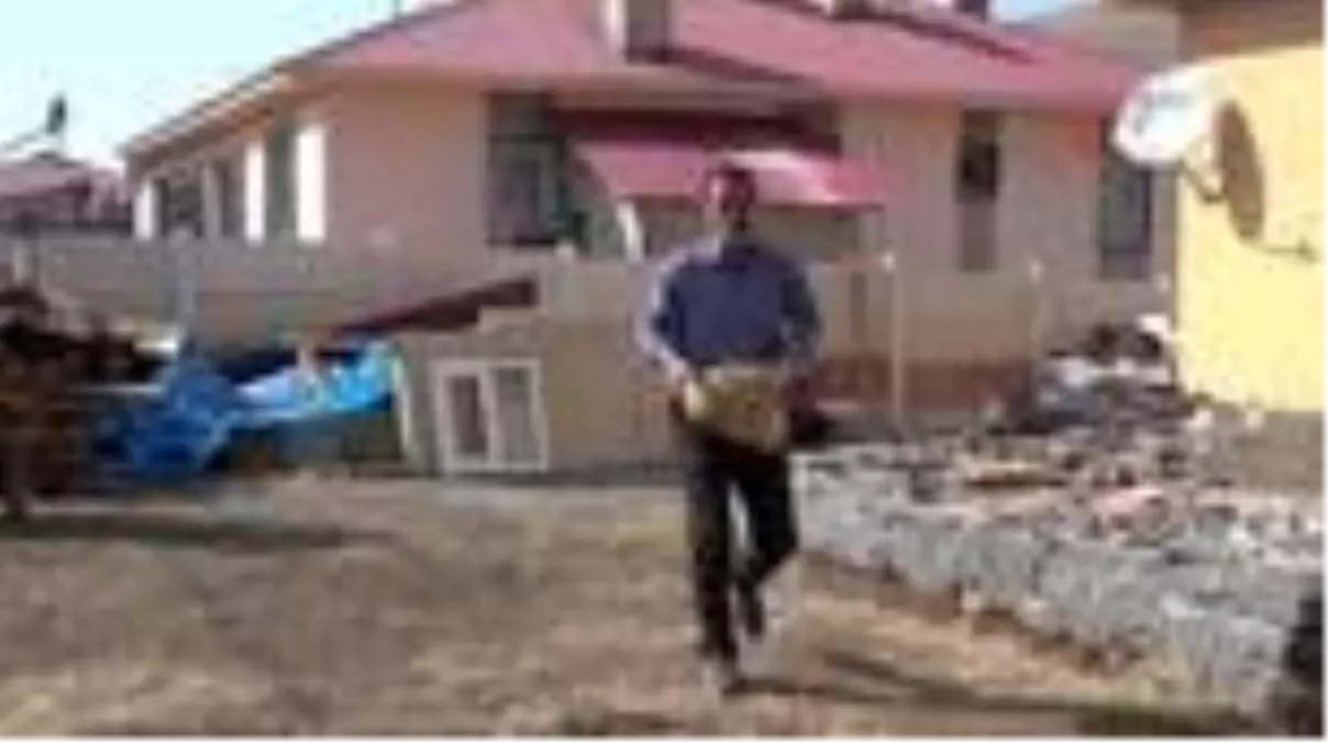 Taşla resim sanatı için köyde atölye kurdu