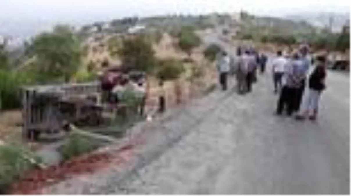 Traktörün devrilmesi sonucu 3 kişi yaralandı