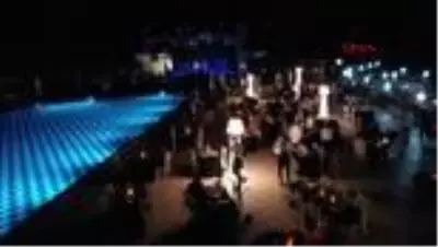 Deniz, konser için gittiği otelde kaldığı 15 bin dolarlık kral dairesini anlat anlat bitiremedi