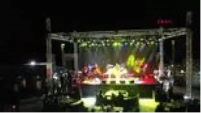 Deniz, konser için gittiği otelde kaldığı 15 bin dolarlık kral dairesini anlat anlat bitiremedi