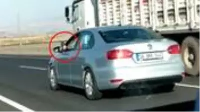 Bir eli direksiyonda bir ayağı camda! Otoyolda sürücünün rahatlığı pes dedirtti Bir eli direksiyonda bir ayağı camda! Otoyolda sürücünün rahatlığı pes dedirtti