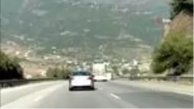 Bir eli direksiyonda bir ayağı camda! Otoyolda sürücünün rahatlığı pes dedirtti Bir eli direksiyonda bir ayağı camda! Otoyolda sürücünün rahatlığı pes dedirtti