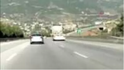 Bir eli direksiyonda bir ayağı camda! Otoyolda sürücünün rahatlığı pes dedirtti Bir eli direksiyonda bir ayağı camda! Otoyolda sürücünün rahatlığı pes dedirtti