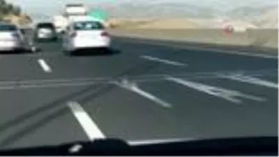 Bir eli direksiyonda bir ayağı camda! Otoyolda sürücünün rahatlığı pes dedirtti Bir eli direksiyonda bir ayağı camda! Otoyolda sürücünün rahatlığı pes dedirtti