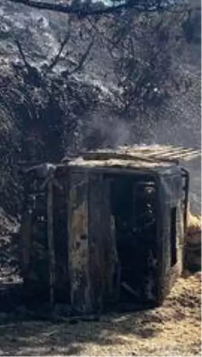 Devrilen saman yüklü kamyon alev alev yandı! Kazada sürücü hayatını kaybetti Devrilen saman yüklü kamyon alev alev yandı! Kazada sürücü hayatını kaybetti