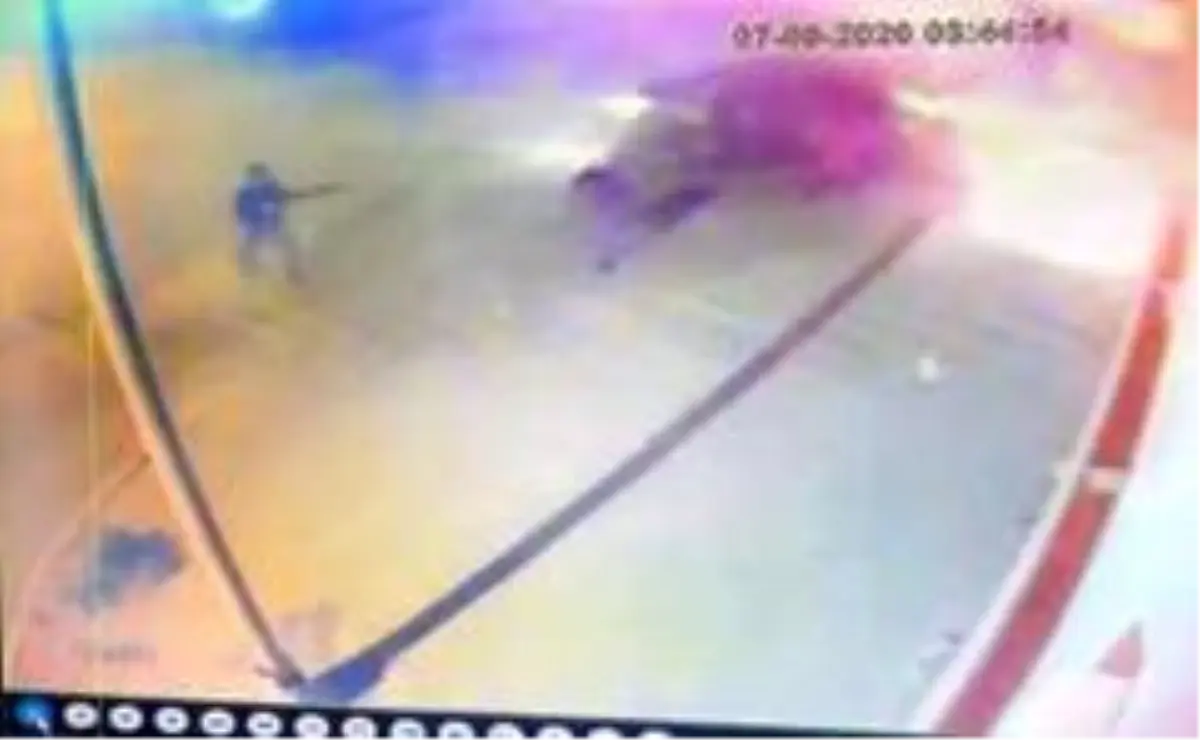 Son Dakika | 'Dur' ihtarına uymayarak kaçan şüpheliler kaza yapınca araçtan inip polise saldırdı