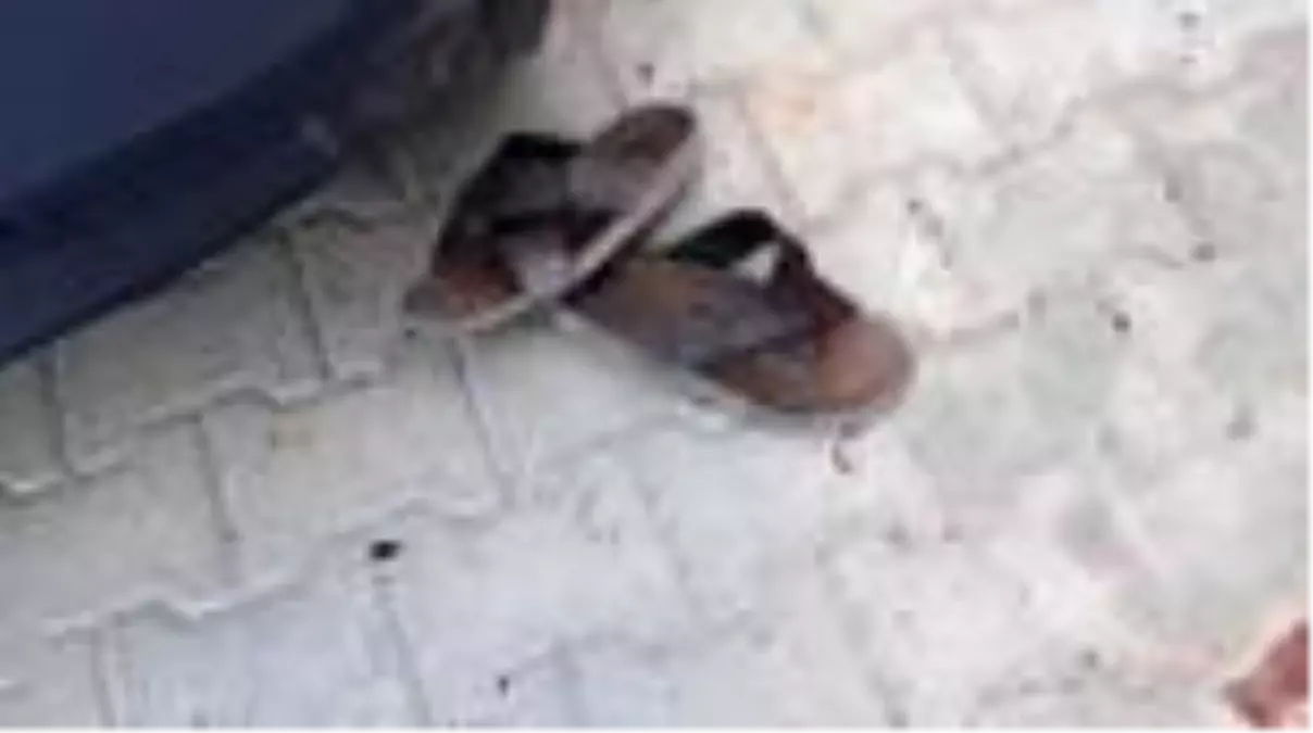 Freni tutmayan motosikletin sürücüsü otomobilin üzerine düştü