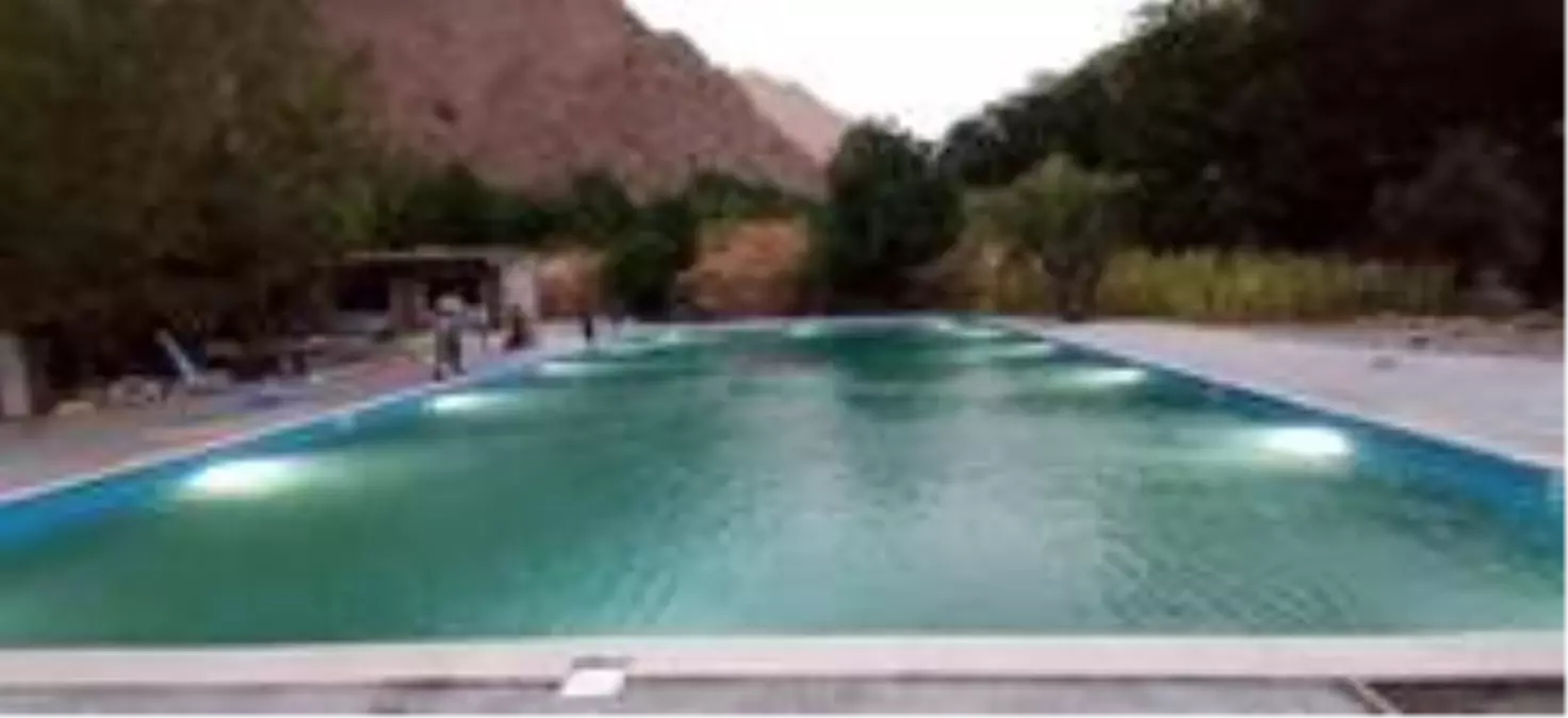 Hakkari'de yarı olimpik yüzme havuzu açıldı