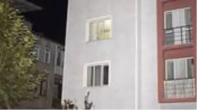 Hırsızlık yaparken fark edilince kendini aşağı atan şahıs, 112'den yardım istedi Hırsızlık yaparken fark edilince kendini aşağı atan şahıs, 112'den yardım istedi