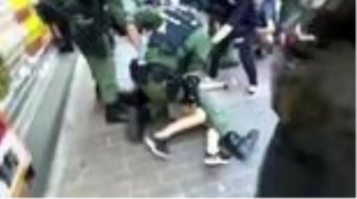 Hong Kong'da 12 yaşındaki çocuğa tepki çeken gözaltı