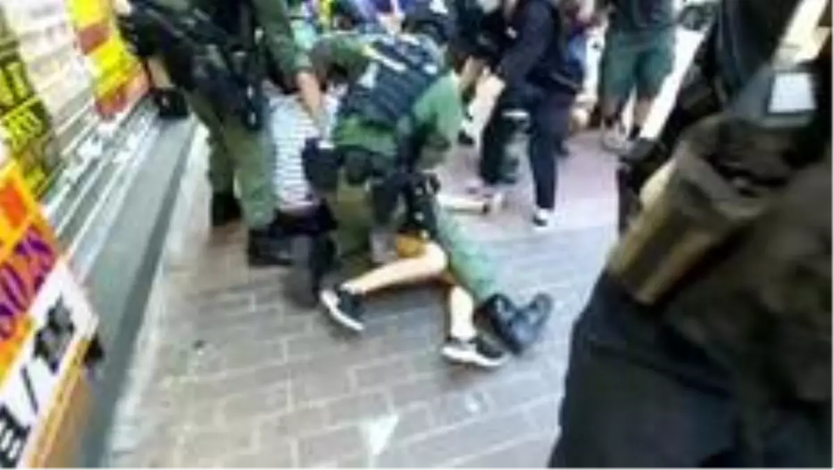 Hong Kong'taki eylemlerde 12 yaşında bir çocuğun gözaltına alınması tepkilere sebep oldu