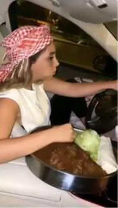 'Çiğ köfteli' kadın trafik magandası kamerada! O anları kaydettirip sosyal medyadan paylaştı 'Çiğ köfteli' kadın trafik magandası kamerada! O anları kaydettirip sosyal medyadan paylaştı