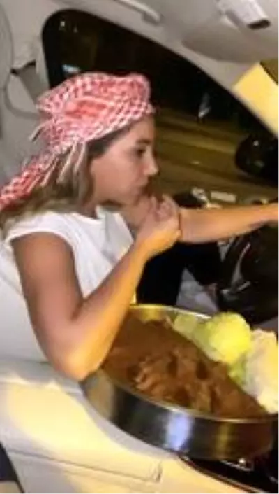 'Çiğ köfteli' kadın trafik magandası kamerada! O anları kaydettirip sosyal medyadan paylaştı 'Çiğ köfteli' kadın trafik magandası kamerada! O anları kaydettirip sosyal medyadan paylaştı