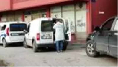 Bir kişi, kafasından vurulmuş halde yanında silahla ölü olarak bulundu Bir kişi, kafasından vurulmuş halde yanında silahla ölü olarak bulundu