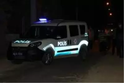 Husumetli iki şahıs arasında çıkan tartışma büyüyünce bıçaklar çekildi: 1 ölü, 1 yaralı Husumetli iki şahıs arasında çıkan tartışma büyüyünce bıçaklar çekildi: 1 ölü, 1 yaralı
