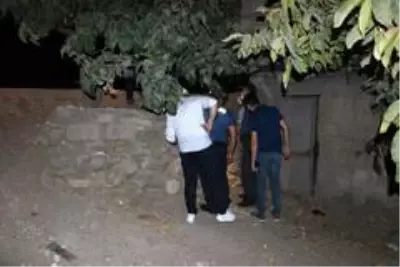 Husumetli iki şahıs arasında çıkan tartışma büyüyünce bıçaklar çekildi: 1 ölü, 1 yaralı Husumetli iki şahıs arasında çıkan tartışma büyüyünce bıçaklar çekildi: 1 ölü, 1 yaralı