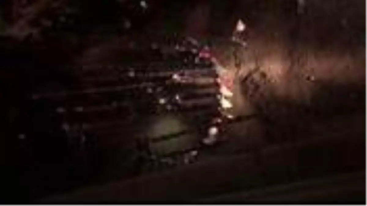 Koronavirüs yasağına rağmen kına gecesini, otomobil farının aydınlatmasıyla yaptılar