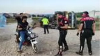 Kazayı izleyen 2 vatandaş, yanlarına gelen polisin sorusuna cevap veremeyince 1800 TL ceza ödedi Kazayı izleyen 2 vatandaş, yanlarına gelen polisin sorusuna cevap veremeyince 1800 TL ceza ödedi