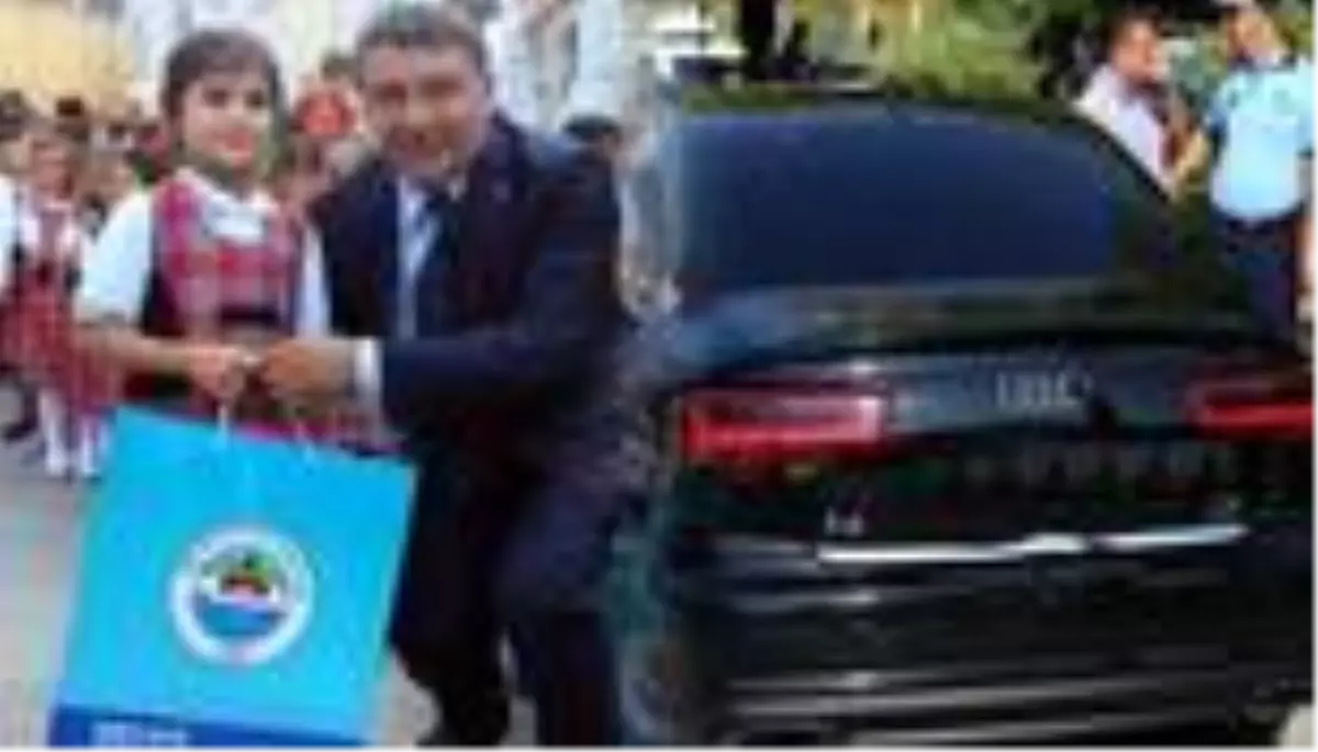 Öğrenciler için makam aracını satan belediye başkanı, şimdi de ilçedeki işsizliği bitirmek için kolları sıvadı