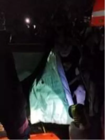Küçük çocuk, traktör kazasında ölen babasının yanında saatlerce kurtarılmayı bekledi Küçük çocuk, traktör kazasında ölen babasının yanında saatlerce kurtarılmayı bekledi