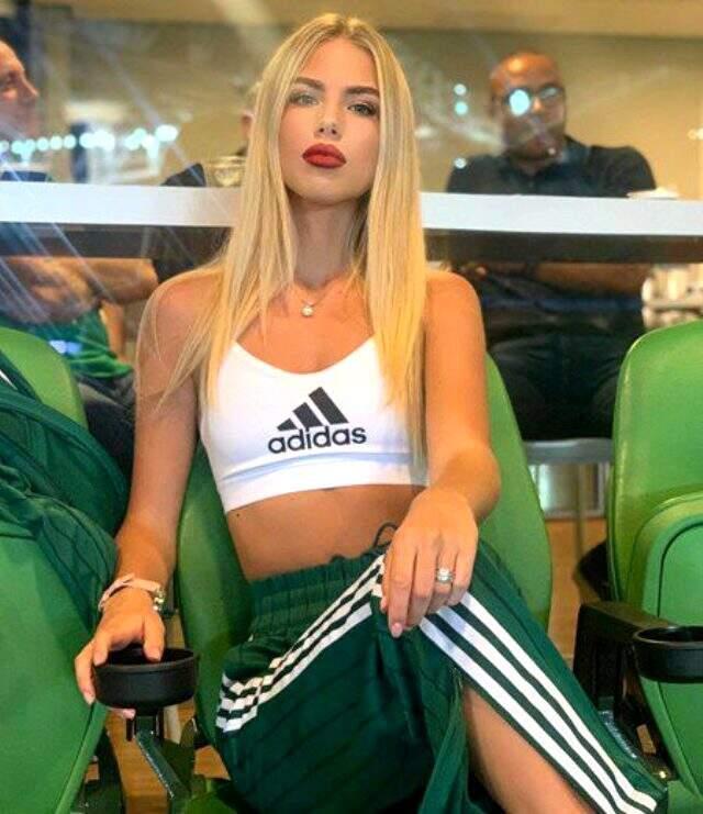 Ünlü futbolcu Luiz Adriano'nun eşi Ekaterine Dorozhko, arabasında Türkçe şarkılar dinledi